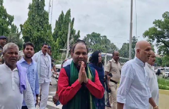 बिहार विधानसभा मानसून सत्र: पहले दिन विपक्ष का प्रदर्शन, शिक्षा मंत्री के इस्तीफे और पेपर लीक मुद्दे पर हंगामा