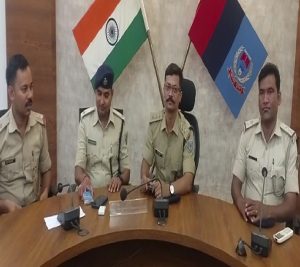रामगढ़ पुलिस ने बाइक चोर गिरोह का किया खुलासा, 3 आरोपी गिरफ्तार, 7 चोरी की मोटरसाइकिल बरामद 1 रामगढ़ पुलिस ने बाइक चोर गिरोह का किया खुलासा, 3 आरोपी गिरफ्तार, 7 चोरी की मोटरसाइकिल बरामद