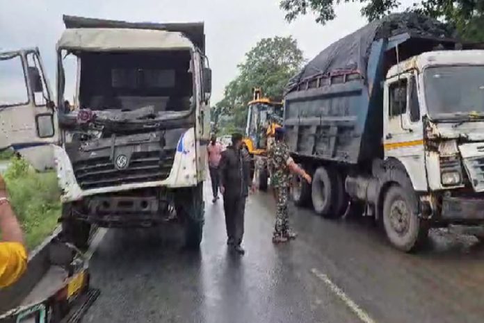 गोविंदपुर में GT रोड पर टैंकर और हाइवा की टक्कर, कुछ देर के लिए यातायात हुआ बाधित