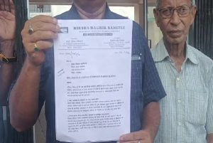निरसा बाजार में गंदगी और बदहाल शौचालय को लेकर नागरिक समिति का प्रदर्शन, BDO को सौंपा ज्ञापन