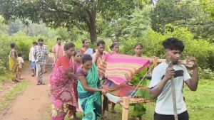 पीरटांड़ में सड़क बनी मुसीबत, एंबुलेंस नहीं पहुंची तो गर्भवती को खाट पर पहुंचाया अस्पताल 1 पीरटांड़ में सड़क बनी मुसीबत, एंबुलेंस नहीं पहुंची तो गर्भवती को खाट पर पहुंचाया अस्पताल