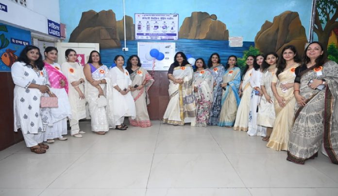 धनबाद स्टेशन पर महिलाओं को बड़ी सुविधा, सेनेटरी नैपकिन वेंडिंग मशीन का हुआ शुभारंभ