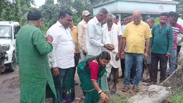 निरसा में ग्रामीणों को मिलेगी बेहतर सड़क सुविधा, विधायक अरूप चटर्जी ने दो PCC सड़कों का किया शिलान्यास, ग्रामीणों में खुशी