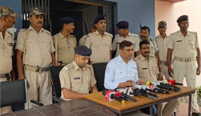 गिरिडीह में नकली विदेशी शराब फैक्ट्री का भंडाफोड़, 50 लाख की शराब और सामग्री जब्त