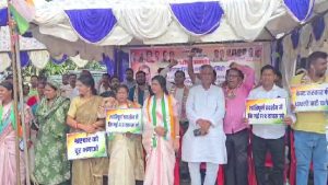 रामगढ़ में कांग्रेस का धरना, NEET पेपर लीक मामले की निष्पक्ष जांच की मांग, राष्ट्रपति के नाम सौंपा ज्ञापन