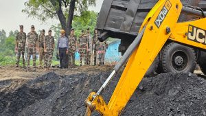 झरिया में CISF-BCCL की संयुक्त छापेमारी, 1000 टन संदिग्ध अवैध कोकिंग कोयला बरामद