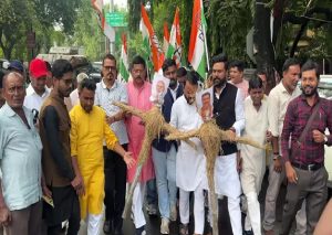 धनबाद में NEET पेपर लीक के खिलाफ यूथ कांग्रेस का प्रदर्शन, पीएम और शिक्षा मंत्री का पुतला दहन