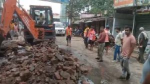 धनबाद: सोमवार को कतरास बाजार में 500 मीटर मुख्य नाले से अतिक्रमण हटाया, नगर निगम की बड़ी कार्रवाई