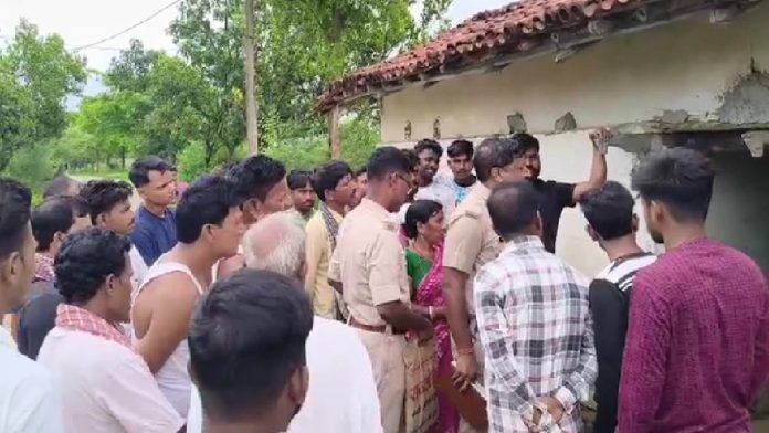 धनबाद के टुंडी में बेटे पर पिता की कुल्हाड़ी से हत्या का आरोप, पुलिस ने आरोपी को किया गिरफ्तार