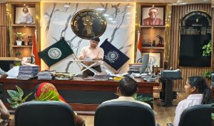 धनबाद में उपायुक्त ने जनता दरबार में सुनी लोगों की समस्याएं, अधिकारियों को समयबद्ध समाधान के दिए निर्देश