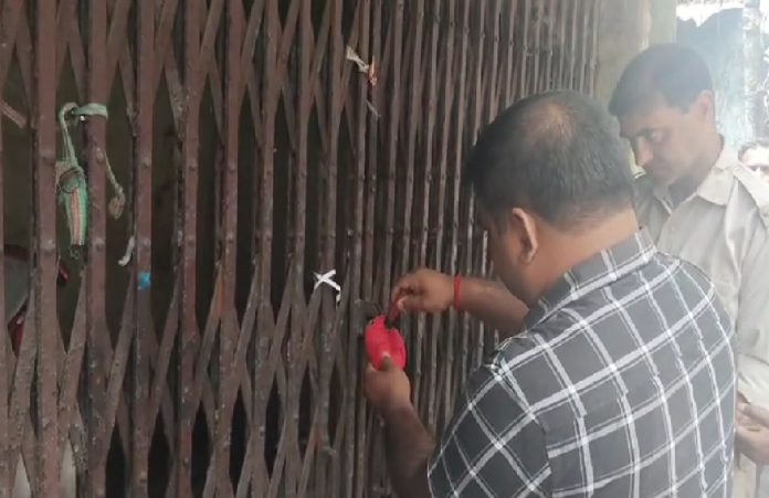 धनबाद हटिया मार्केट में नगर निगम की बड़ी कार्रवाई, वर्षों से किराया बकाया रखने वाले 4 दुकानों को किया सील