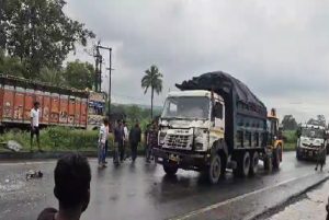 गोविंदपुर में GT रोड पर टैंकर और हाइवा की टक्कर, कुछ देर के लिए यातायात हुआ बाधित