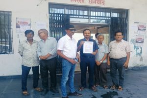 निरसा बाजार में गंदगी और बदहाल शौचालय को लेकर नागरिक समिति का प्रदर्शन, BDO को सौंपा ज्ञापन
