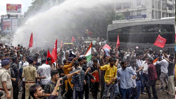 Patna Student Protest: जंतर-मंतर लाठीचार्ज के विरोध में छात्रों का मार्च, पुलिस ने वाटर कैनन और आंसू गैस का किया इस्तेमाल