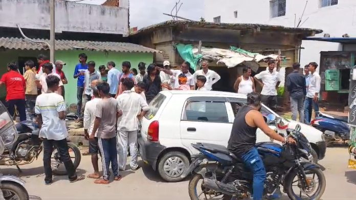 Maheshmunda Chowk Road Accident 4