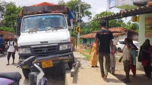 Maheshmunda Chowk Road Accident: प्रसूता को घर ले जा रही कार को 407 ने मारी जोरदार टक्कर, फिर मौके पर जो हुआ उसने सबको चौंका दिया 4 Maheshmunda Chowk Road Accident 1