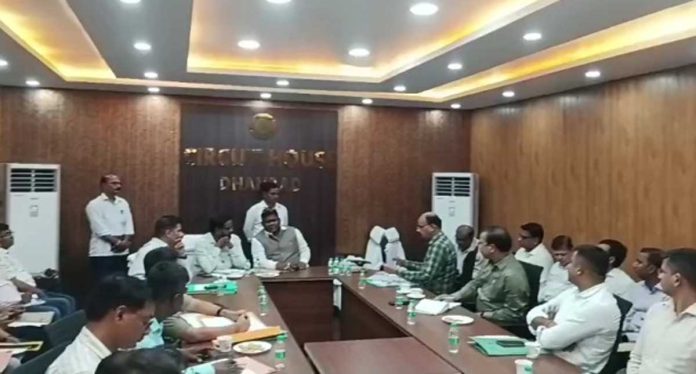 Dhanbad News: सदाचार समिति की बैठक में बिरसा मुंडा पार्क टेंडर और बलियापुर वेटरनरी डॉक्टर विवाद पर मंथन