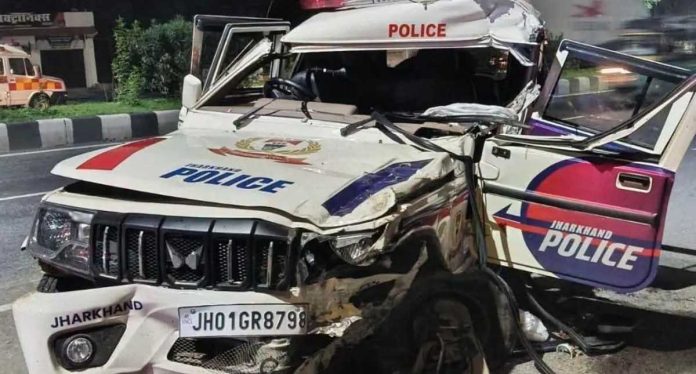 Hazaribagh Police Accident: मैथन से लौट रही हजारीबाग पुलिस टीम हादसे का शिकार, ट्रेलर से टकराई गाड़ी; एक जवान की मौत, तीन घायल