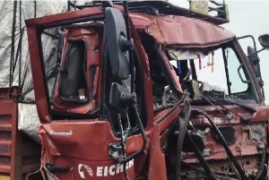Rajganj Road Accident: लहसुन लदा ट्रक सीएनजी ट्रक से टकराया, चालक गंभीर रूप से घायल