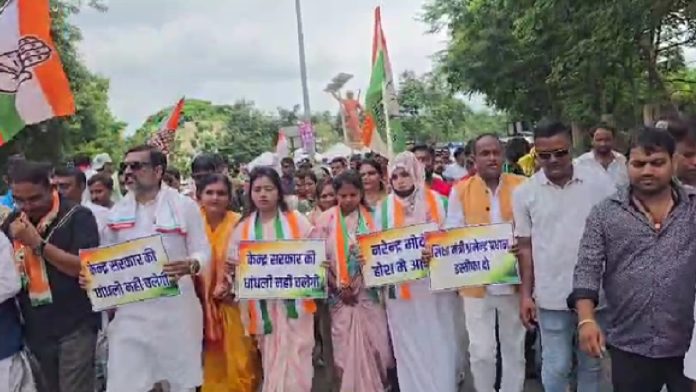 रामगढ़ में कांग्रेस का धरना, NEET पेपर लीक मामले की निष्पक्ष जांच की मांग, राष्ट्रपति के नाम सौंपा ज्ञापन