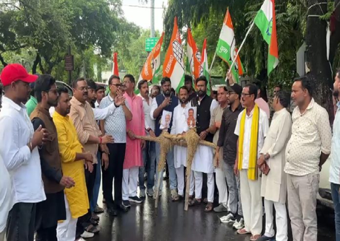 धनबाद में NEET पेपर लीक के खिलाफ यूथ कांग्रेस का प्रदर्शन, पीएम और शिक्षा मंत्री का पुतला दहन