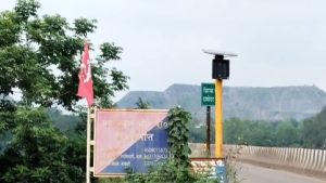 बिरसा पुल पर सुरक्षा में बड़ी लापरवाही, टूटा क्रैश बैरियर और गायब सोलर लाइट से हादसे का खतरा 2 बिरसा पुल पर सुरक्षा में बड़ी लापरवाही, टूटा क्रैश बैरियर और गायब सोलर लाइट से हादसे का खतरा