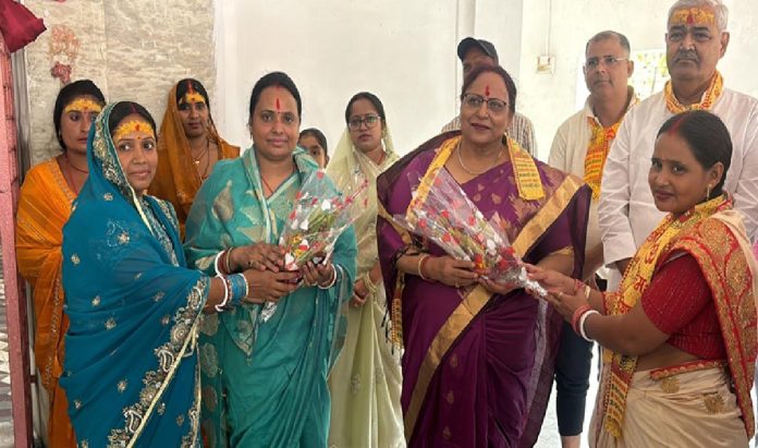धनबाद: पुटकी से कांवरियों का जत्था बाबा धाम के लिए रवाना, जिला परिषद अध्यक्ष शारदा सिंह ने किया शुभारंभ