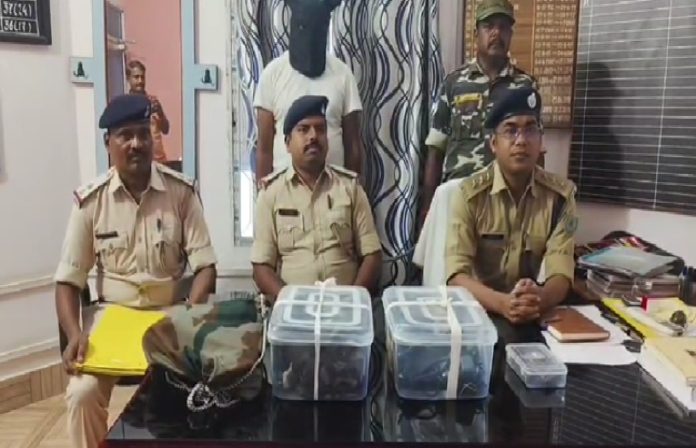 जामताड़ा में फर्जी पुलिसकर्मी गिरफ्तार, देशी पिस्तौल, कारतूस और पुलिस वर्दी बरामद