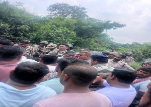भूलन बरारी में CISF चेकपोस्ट निर्माण का ग्रामीणों ने किया विरोध, जमीन विवाद के बीच काम रुका