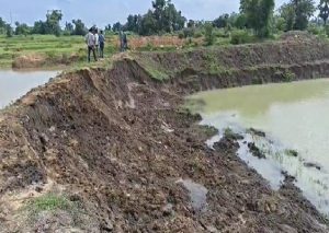 Dhanbad News: शिलान्यास से पहले बना DMFT तालाब, पहली बारिश में टूटी मेढ़; ग्रामीणों ने जांच की मांग 2 Dhanbad News: शिलान्यास से पहले बना DMFT तालाब, पहली बारिश में टूटी मेढ़; ग्रामीणों ने जांच की मांग