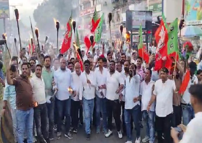JPSC-JSSC भर्ती विवाद: जमशेदपुर में BJP का मशाल जुलूस, CM के इस्तीफे की मांग