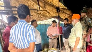धनबाद में उपायुक्त ने मुख्यमंत्री दाल-भात केंद्रों का किया औचक निरीक्षण, सुविधाएं बेहतर करने के दिए निर्देश