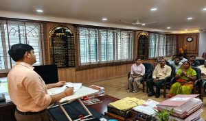 धनबाद में उपायुक्त ने जनता दरबार में सुनी लोगों की समस्याएं, अधिकारियों को समयबद्ध समाधान के दिए निर्देश