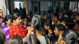 झरिया में सोमवार को विधायक रागिनी सिंह ने कस्तूरबा गांधी विद्यालय का किया निरीक्षण, छात्राओं की सुविधाओं का लिया जायजा