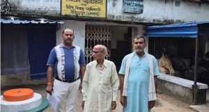 धनबाद में जमीन विवाद का अनोखा मामला, बेटे पर जीवित पिता को मृत दिखाकर रजिस्ट्री कराने का आरोप 1