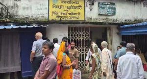 धनबाद में जमीन विवाद का अनोखा मामला, बेटे पर जीवित पिता को मृत दिखाकर रजिस्ट्री कराने का आरोप