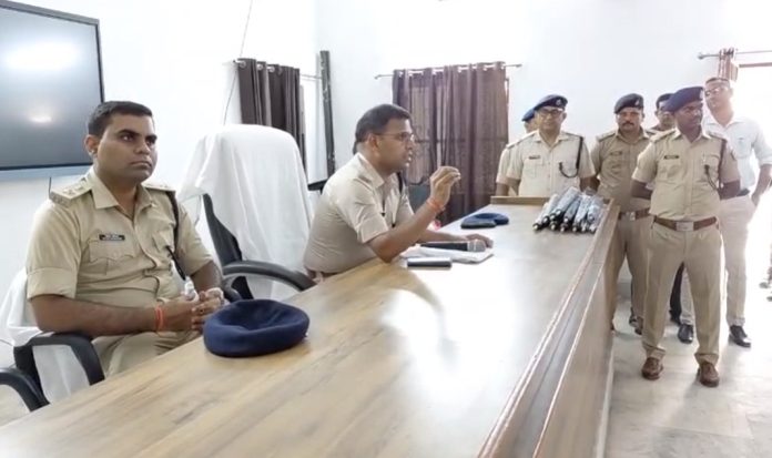 धनबाद में ट्रैफिक जवानों को SSP का सुरक्षा कवच, मानसून से पहले बांटे गए छाते
