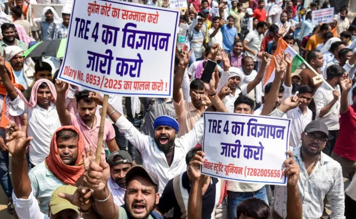 BPSC TRE-4 Protest: शिक्षा मंत्री के घर पहुंचे अभ्यर्थी, वैकेंसी बढ़ाने का मिला भरोसा