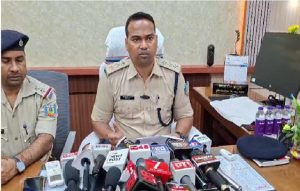 धनबाद करण राम हत्याकांड: दो आरोपी गिरफ्तार, लोहे की रॉड और खून से सने कपड़े बरामद 1 धनबाद करण राम हत्याकांड: दो आरोपी गिरफ्तार, लोहे की रॉड और खून से सने कपड़े बरामद