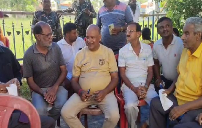 निरसा में MPL के खिलाफ अनिश्चितकालीन गेट जाम: स्थानीय मजदूरों को नौकरी देने की मांग पर अरूप चटर्जी का आंदोलन