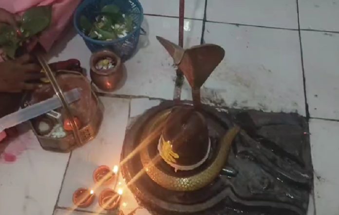 सावन के पहले सोमवार पर निरसा के शिवालयों में उमड़ी श्रद्धालुओं की भीड़, हर-हर महादेव के जयकारों से गूंजा क्षेत्र