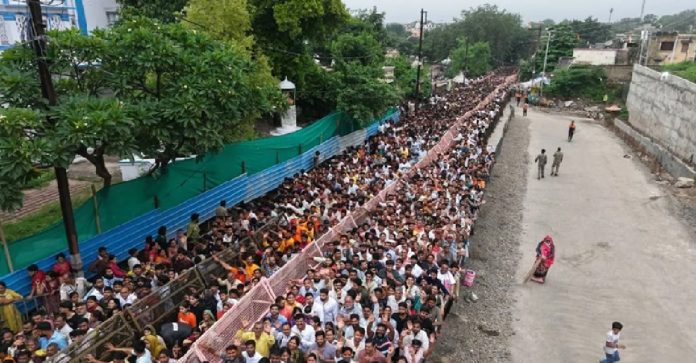नागपंचमी पर उज्जैन के नागचंद्रेश्वर मंदिर में मची अफरा-तफरी, 3 श्रद्धालु घायल