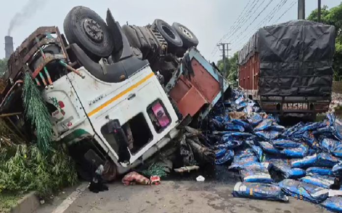 धनबाद में बड़ा सड़क हादसा टला, खजूर से लदा ट्रक अनियंत्रित होकर पलटा, चालक सुरक्षित