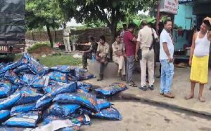 धनबाद में बड़ा सड़क हादसा टला, खजूर से लदा ट्रक अनियंत्रित होकर पलटा, चालक सुरक्षित