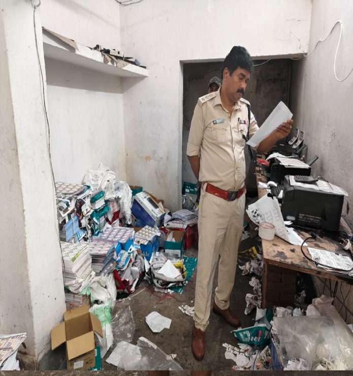 धनबाद में अवैध लॉटरी का बड़ा खुलासा: BCCL आवास में चल रहा था मिनी प्रिंटिंग प्रेस, 1 करोड़ की लॉटरी जब्त