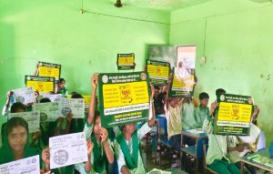 गिरिडीह के चेंगधारी विद्यालय में चाइल्ड हेल्पलाइन अभियान, छात्रों को बाल अधिकारों की दी गई जानकारी 2 गिरिडीह के चेंगधारी विद्यालय में चाइल्ड हेल्पलाइन अभियान, छात्रों को बाल अधिकारों की दी गई जानकारी