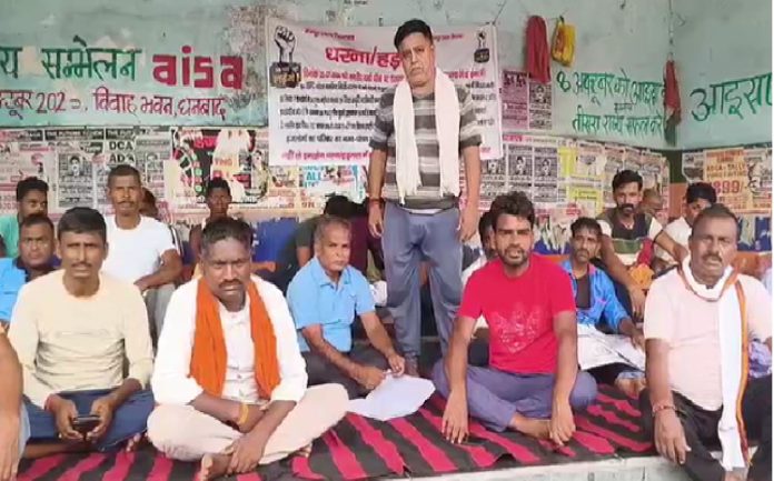 धनबाद में JFCI मजदूरों का अनिश्चितकालीन धरना, नई अनाज वितरण नीति के विरोध में जयराम महतो ने दिया समर्थन
