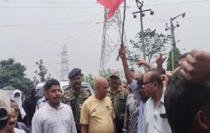 निरसा में MPL के खिलाफ अनिश्चितकालीन गेट जाम: स्थानीय मजदूरों को नौकरी देने की मांग पर अरूप चटर्जी का आंदोलन
