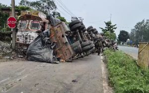 धनबाद में बड़ा सड़क हादसा टला, खजूर से लदा ट्रक अनियंत्रित होकर पलटा, चालक सुरक्षित