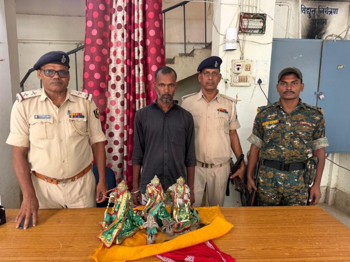 मोतिहारी में राम-जानकी और लक्ष्मण की अष्टधातु मूर्तियां चोरी, जमीन में दफन मिलीं; एक आरोपी गिरफ्तार